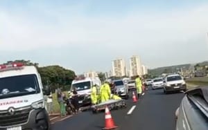 Colisão entre carro e moto na SP-322 deixa motociclista com ferimentos leves