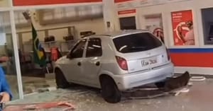Carro invade área de caixas eletrônicos em Taquaritinga após batida e agência é fechada