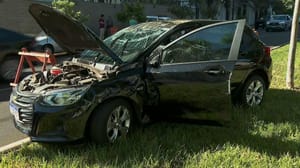 Mulher de 20 anos fica ferida após capotar carro na zona Sul de Ribeirão Preto