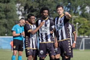 Comercial vence Jacareí, afasta risco de queda e mira lugar no G-8