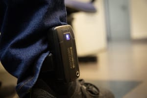 Projeto que torna obrigatório monitoramento por tornozeleira em casos de violência contra mulher segue para sanção presidencial