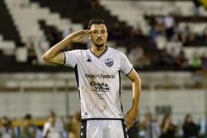 Comercial vence líder e cola no G8