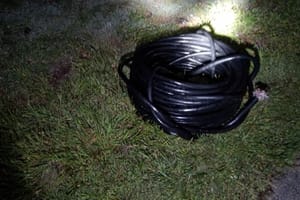 Homem morre eletrocutado ao tentar furtar fios em rodovia na madrugada