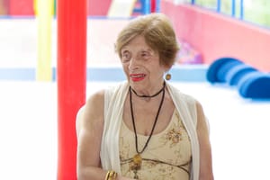 Creche em Ribeirão Preto celebra os 90 anos de professora e recebe mais de 140 livros infantis