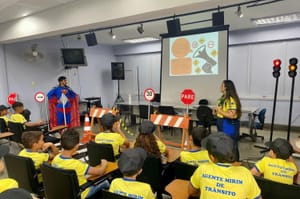 Projeto Agente Mirim forma 80 alunos em aula sobre travessia e sinalização