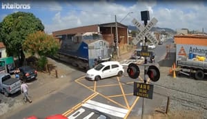 Carro com pane é atingido por trem em passagem de nível de Itirapina