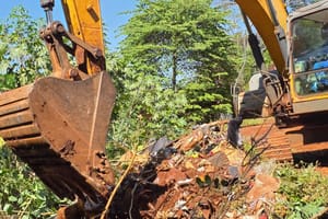 Prefeitura faz limpeza e lacra depósitos irregulares na Estrada do Boiadeiro