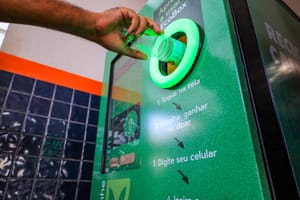 Ribeirão Preto instala três máquinas que pagam por recicláveis e reforçam educação ambiental