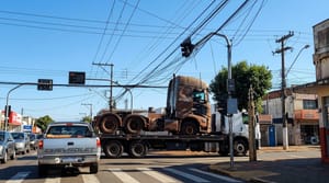 Caminhão derruba fiação e causa queda de serviços no centro de Pitangueiras