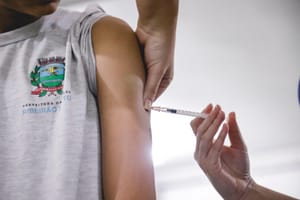 Campanha de vacinação nas escolas de Ribeirão Preto exige autorização até 11 de maio