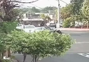 Motociclista fica ferido após colisão com carro na rua Porto Seguro, em Ribeirão Preto