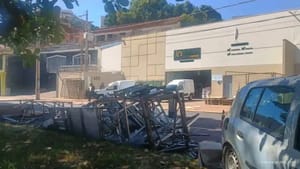 Acidente com carga metálica causa transtornos na Avenida Caramuru