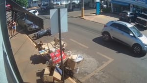 Carro perde controle e bate em veículos estacionados no centro de Pitangueiras!