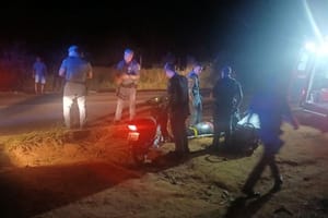 PM fica ferida ao desviar de cachorro e cair com moto na rodovia entre Franca e Claraval