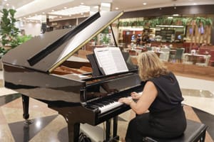 Programação de piano em Shopping ganha repertório especial para o Dia das Mães