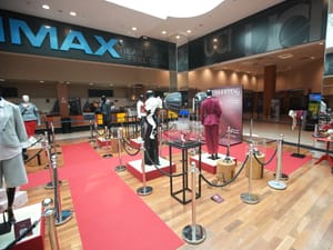 Sucesso de público garante permanência de exposição inspirada em clássico da moda
