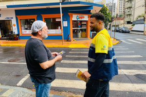 Ação educativa do Maio Amarelo leva orientações de segurança viária no centro