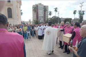 Batatais sela cápsula do tempo com objetos e mensagem para o século XXII