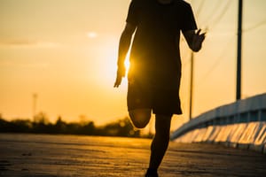 Exercícios ao ar livre exigem cuidados para prevenir câncer de pele e de lábio
