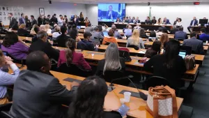 CCJ aprova redução da maioridade penal para 16 anos; proposta segue para comissão especial
