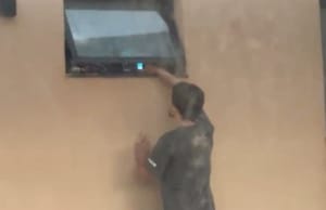 Homem é flagrado filmando mulher durante banho em Jaboticabal e caso levanta alerta sobre crimes de invasão de privacidade