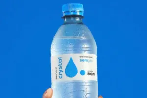 Anvisa confirma recolhimento de lote de água Crystal por contaminação por Pseudomonas