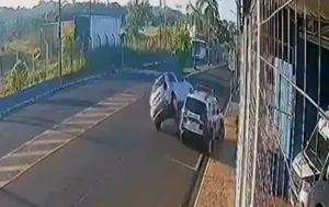 Viatura da Guarda Municipal é atingida por carro que tombou em frente à base em Bebedouro