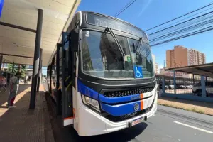 Motoristas de ônibus de Ribeirão Preto recusam reajuste de 5% e avaliam greve