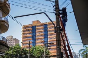 Prefeitura retira mais de 12,7 mil toneladas de fios soltos; serviços seguirão para a Avenida 13 de Maio