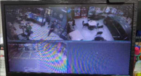 Motorista perde controle e invade loja de posto em Ribeirão Preto, deixando três feridos