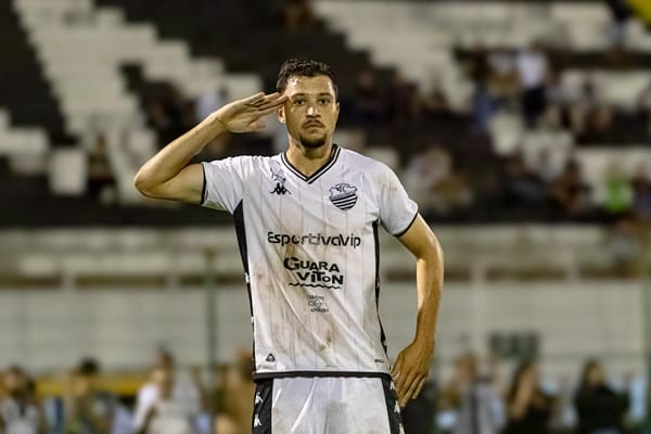 Comercial vence líder e cola no G8