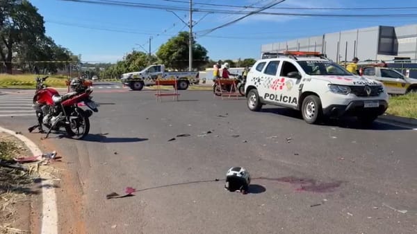 Adolescente de 15 anos fica em estado grave após colisão de moto em cruzamento de Ribeirão Preto